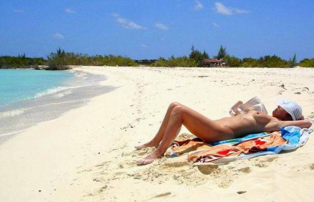 Девки голые и с маленькими сиськами лежат на пляже