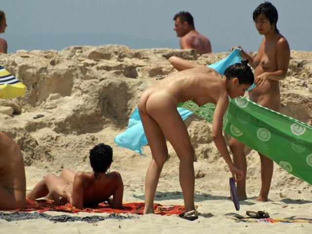 Голые на пляже занимаются сексом в пизду