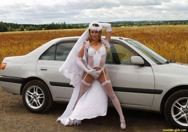Позирование молодой невесты у авто без трусов