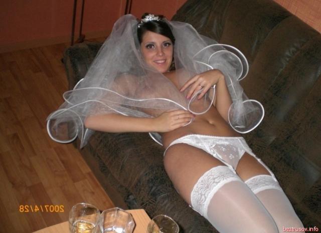 Позирующая брюнетка в платье невесты показала сиськи