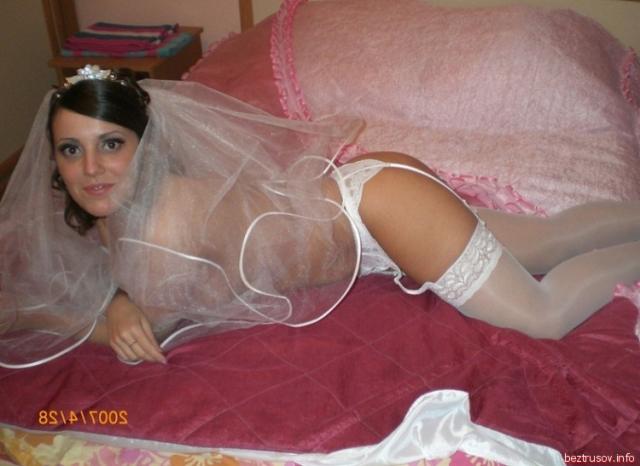 Позирующая брюнетка в платье невесты показала сиськи