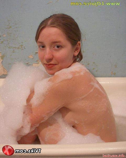 В ванной мокрая школьница показывает круглые груди и попу