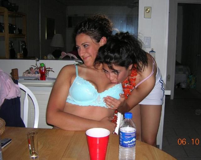 Пьяные леди в лифчиках и стрингах сексуально позируют