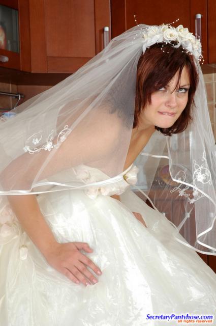 Опытной невесте в колготках делает куни и ебет в презервативе