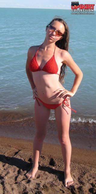 Стройные суки на пляже в бикини с красивой грудью