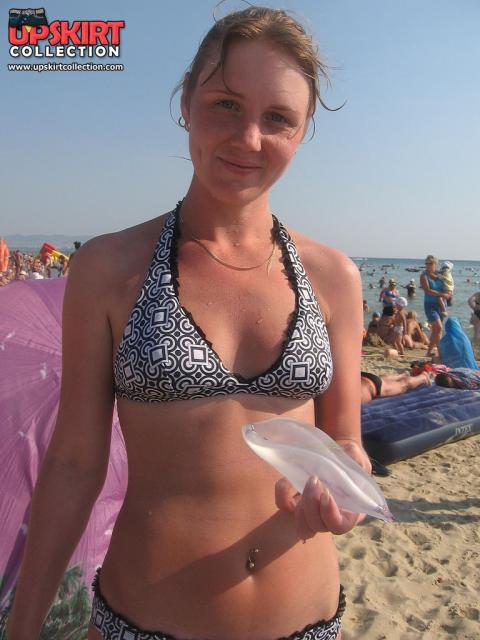 Стройные суки на пляже в бикини с красивой грудью