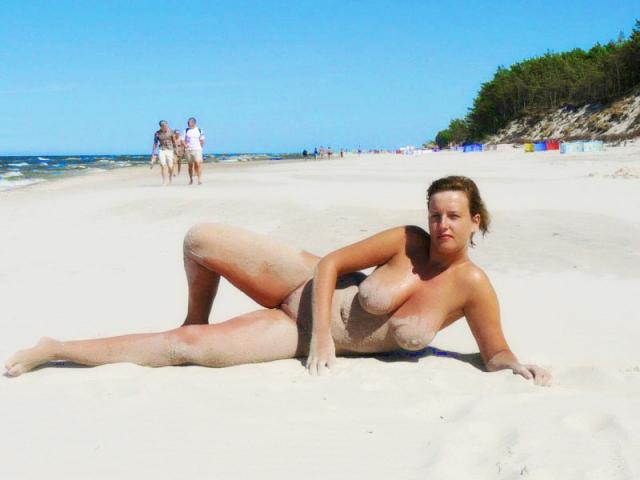 Мокрые красотки на пляже с бритыми кисками и красивыми грудями
