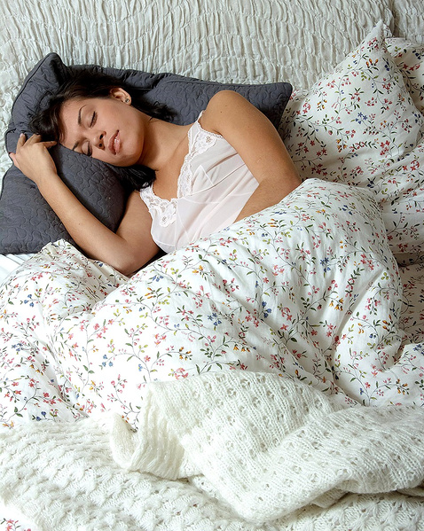 Голая сонная девочка трахается в позе раком на кровати 